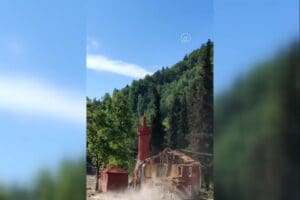 Kastamonu&rsquo;da ge&ccedil;en yıl yaşanan felakette sel sularının yıktığı cami, aynı
