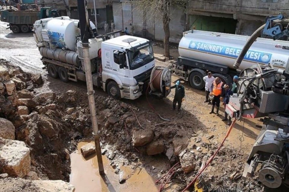 Şanlıurfa B&uuml;y&uuml;kşehir Belediye Başkanı Zeynel Abidin Beyazg&uuml;l, selden etkilenen kentte
