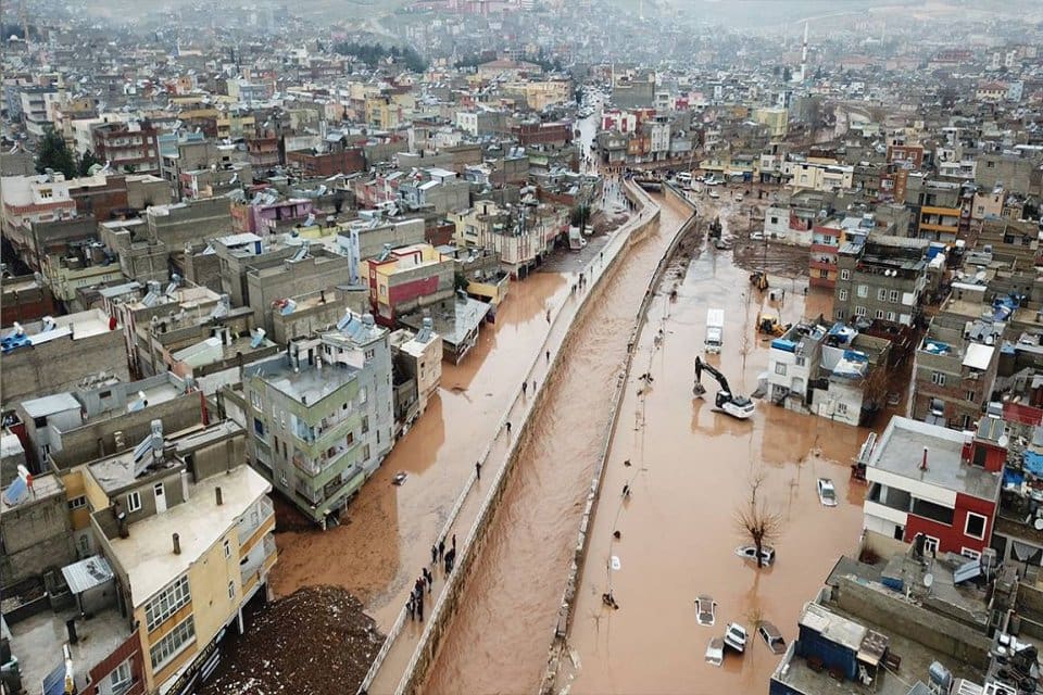 Sağlık Bakanı&nbsp;Fahrettin Koca, sel felaketinin ardından Şanlıurfa&rsquo;ya şebeke suyu verilmeye