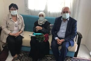 Karabağlar Belediye Başkanı Muhittin Selvitopu eşi F&uuml;gen Selvitopu, Limontepe'de oturan