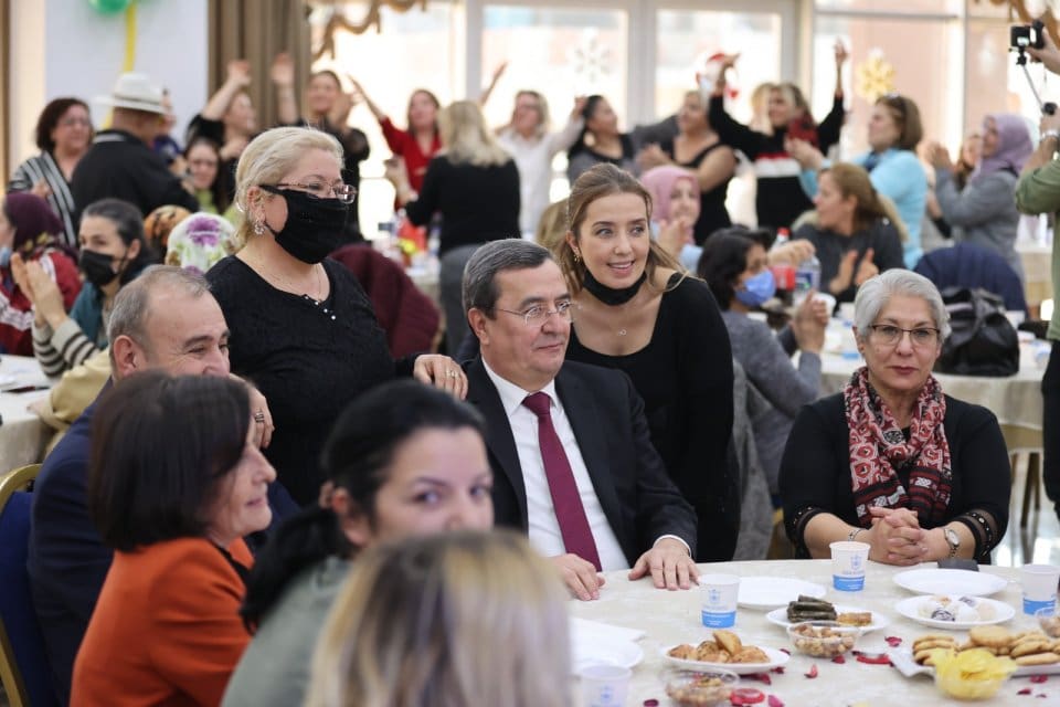 Konak Belediyesi&rsquo;nin semt merkezlerinde kurslara katılan kadınlar i&ccedil;in belediyenin d&uuml;zenlediği