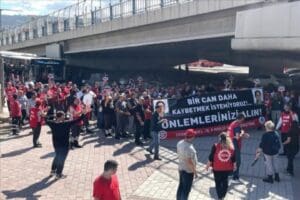DİSK Genel İş Sendikası &uuml;yesi grup, g&uuml;venlik g&ouml;revlisi H&uuml;lya Onaylı'nın