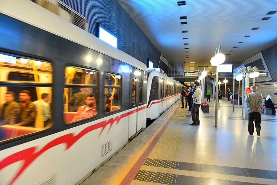 İzmir'de, T&uuml;rkiye Demiryolu İş&ccedil;ileri Sendikasına &uuml;ye metro ve tramvay &ccedil;alışanları,