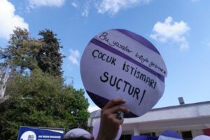 Fatih'te kırtasiye d&uuml;kkanına giren 14 yaşındaki &ouml;ğrenciyi taciz ettiği iddiasıyla