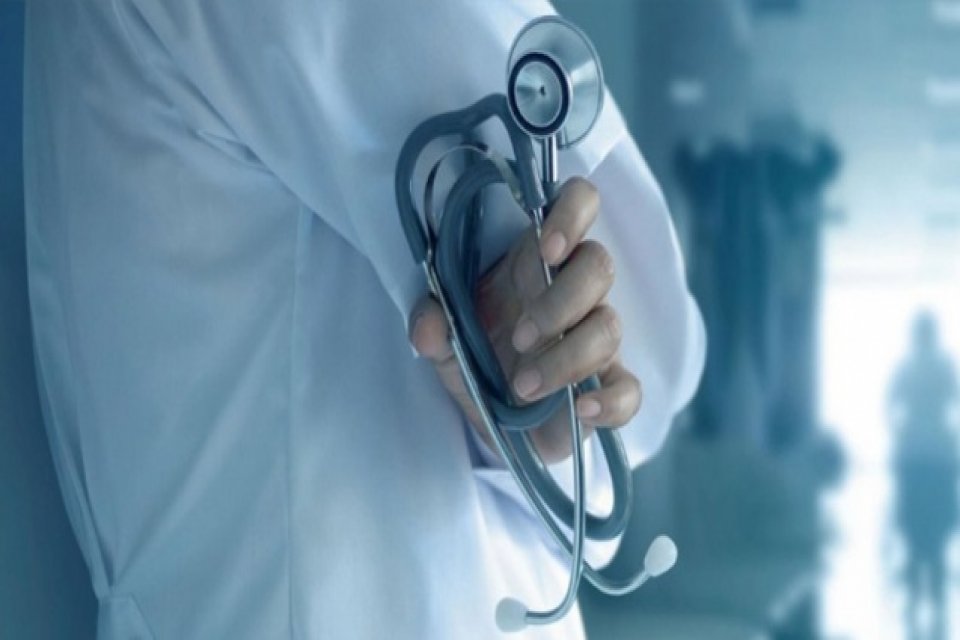 Sağlık Bakanlığı'nın dün yayınladığı yönetmelikle muayenehanesi olan doktorların özel hastanelerdeki