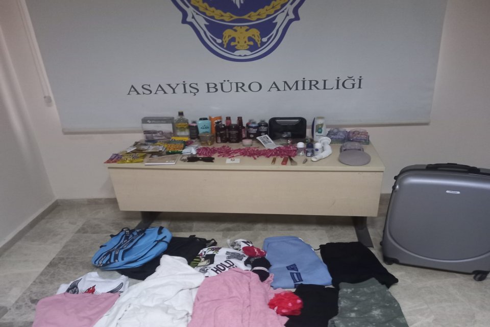 Muğla'nın Fethiye il&ccedil;esinde, hırsızlık yaptığı ileri s&uuml;r&uuml;len 2 kişi g&ouml;zaltına