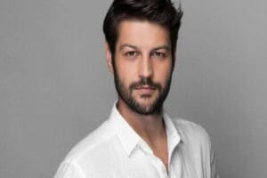 Oyuncu Serhat Teoman 'Oğlunu enkazdan kurtaran ben değilim' diye sosyal