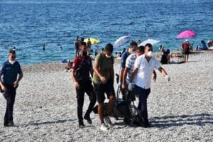 Antalya&rsquo;nın Finike il&ccedil;esinde pansiyon sahibi Fatma Ertaş (77), serinlemek i&ccedil;in
