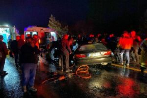Bursa'da şerit ihlali yapan otomobil ile karşı yönden gelen otomobilin