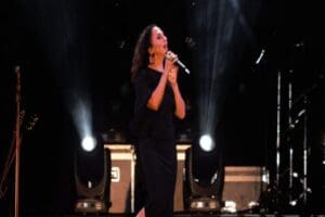 Şarkıcı Sertap Erener, &Ccedil;eşme&rsquo;de konser verdi Sertap Erener, Kurban Bayramı&lsquo;nın