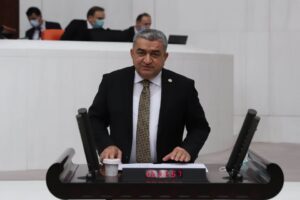 Cumhuriyet Halk Partisi (CHP) İzmir Milletvekili Bedri Serter, gazetecilerin 10