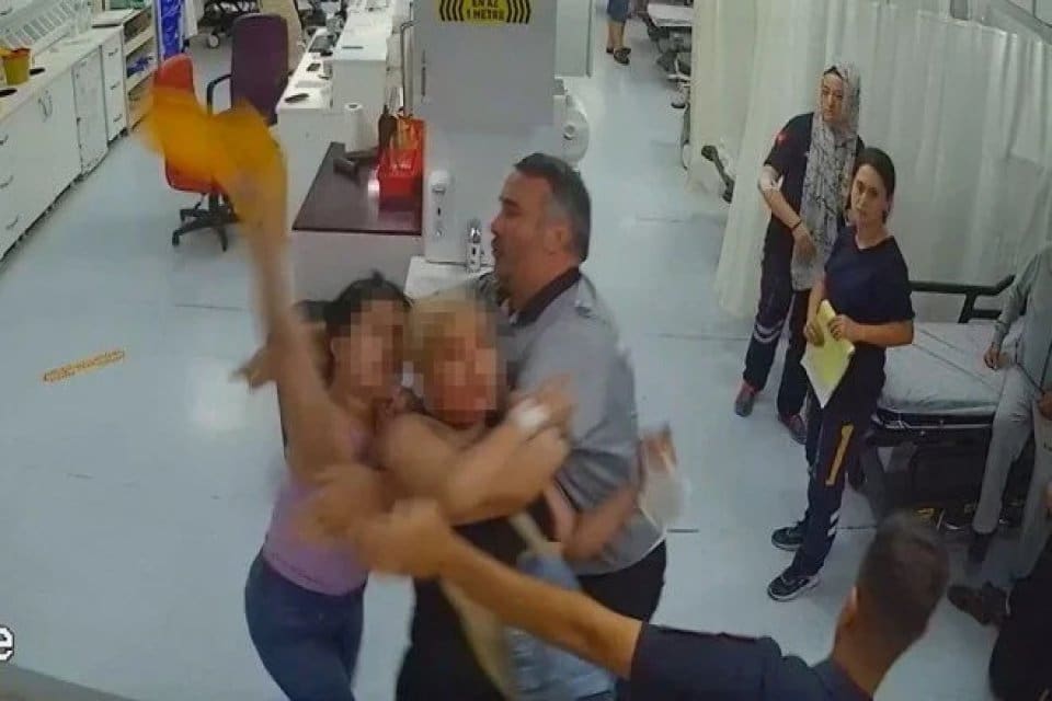 Yalova'da anne ile kızı serum takma talebini geri &ccedil;eviren doktora