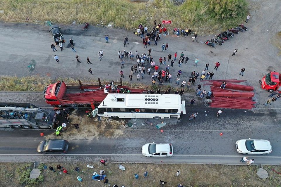 Manisa'nın Turgutlu il&ccedil;esinde fabrikaya iş&ccedil;i taşıyan servis otob&uuml;s&uuml;n&uuml;n, karayolunda park
