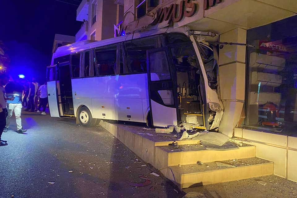 İzmir'de gece vardiyasından &ccedil;ıkan iş&ccedil;ileri evlerine g&ouml;t&uuml;ren servis midib&uuml;s&uuml;, s&uuml;r&uuml;c&uuml;s&uuml;n&uuml;n