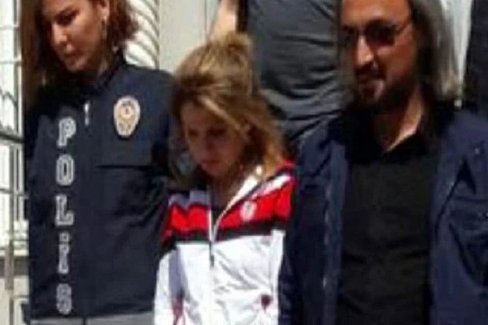 26 yaşındaki Emel B. iki yıl &ouml;nce evlendiği eşini kalbinden