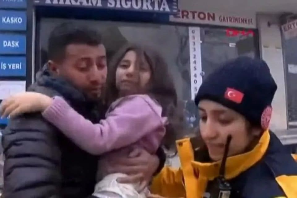 Kahramanmaraş'ta meydana gelen depremlerin ardından arama ve kurtarma &ccedil;alışmaları s&uuml;r&uuml;yor.