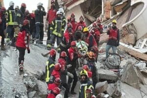 Gaziantep'te depremden 76 saat sonra &uuml;&ccedil; kişi, enkazdan sağ &ccedil;ıkarıldı.