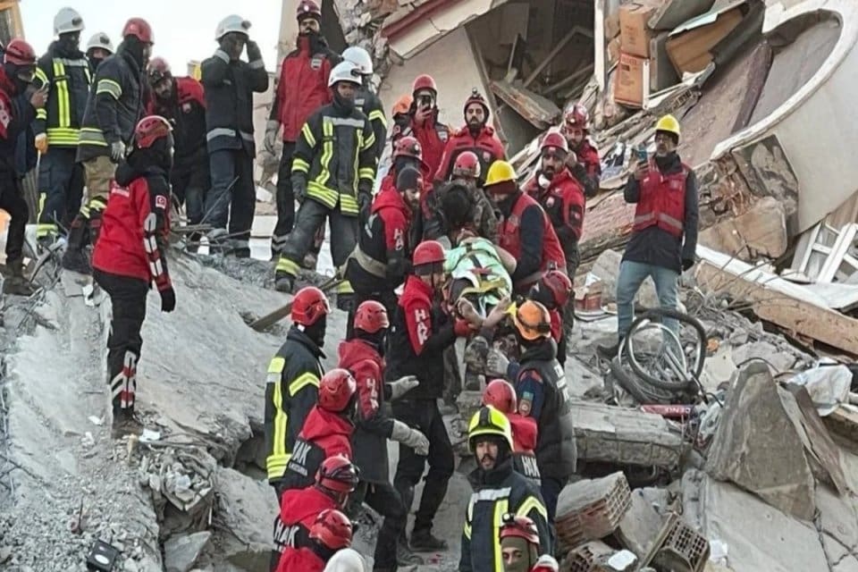 Gaziantep'te depremden 76 saat sonra &uuml;&ccedil; kişi, enkazdan sağ &ccedil;ıkarıldı.