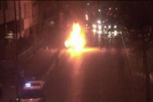 Şişli'de seyir halinde bulunan l&uuml;ks otomobil alev alev yandı. Otomobilde