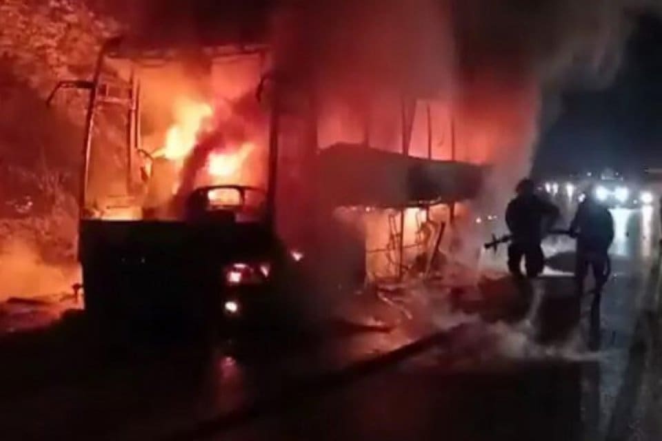 Tarsus'ta seyir halindeki yolcu otob&uuml;s&uuml;n&uuml;n motorundan dumanlar y&uuml;kseldi. Olayı fark
