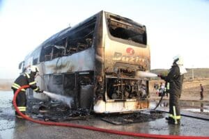 Manisa'nın Kula il&ccedil;esinde, seyir halindeyken motoru tutuşan yolcu otob&uuml;s&uuml; kullanılmaz