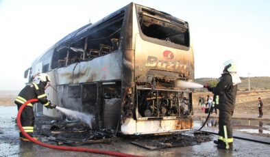 Seyir halindeki yolcu otobüsü alev alev yandı… Faciadan dönüldü!