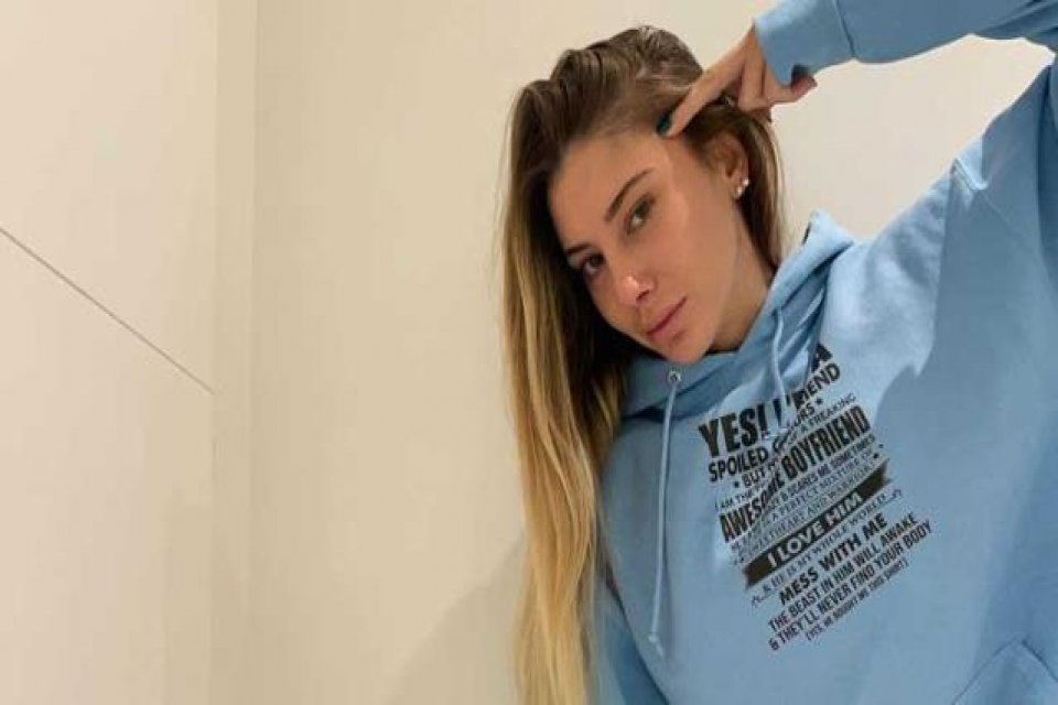 Buket Aydın'ın programına konuk olan Şeyma Subaşı, &uuml;zerinde "Sevgilimin malıyım"