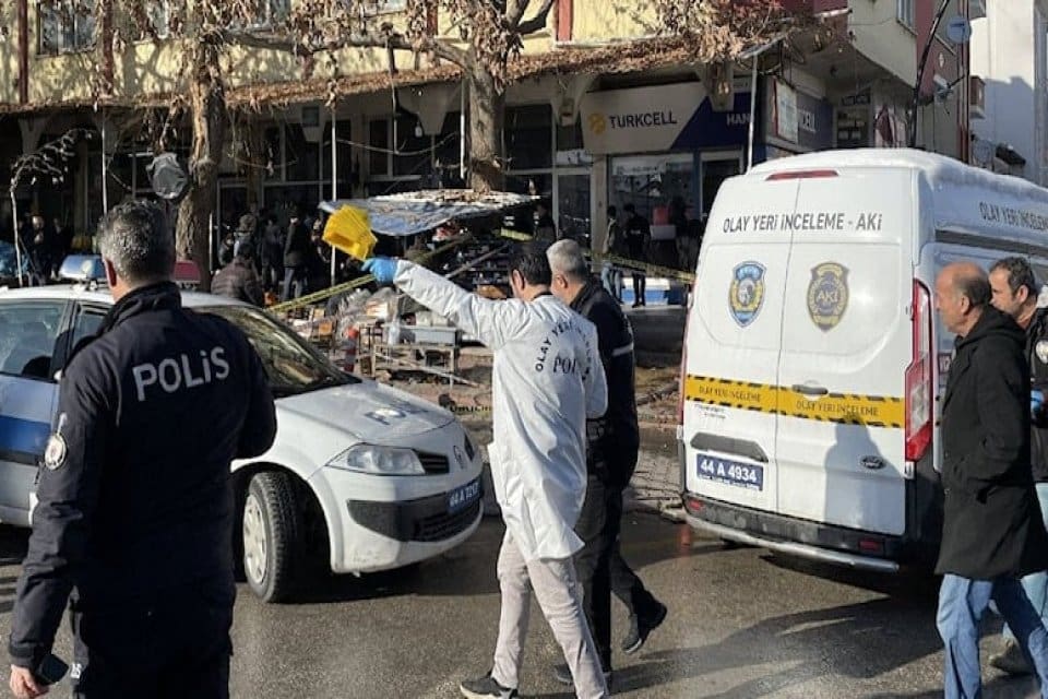 Malatya'nın Battalgazi il&ccedil;esinde, seyyar satıcının denetim yapan zabıtalara t&uuml;fekle ateş