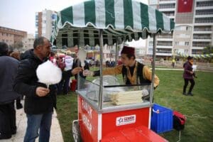İzmir B&uuml;y&uuml;kşehir Belediye Meclisi'nde seyyar esnafın d&ouml;rt g&ouml;zle beklediği "Ge&ccedil;ici