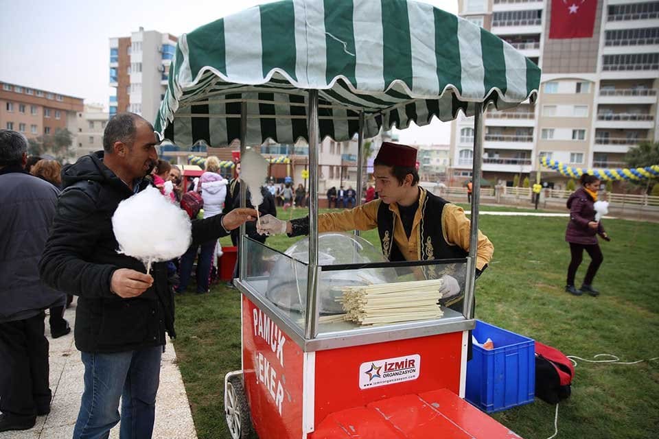 İzmir B&uuml;y&uuml;kşehir Belediye Meclisi'nde seyyar esnafın d&ouml;rt g&ouml;zle beklediği "Ge&ccedil;ici