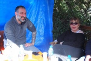 Deprem b&ouml;lgesine giderek depremzede vatandaşları ziyaret eden Sanat&ccedil;ı Sezen Aksu,
