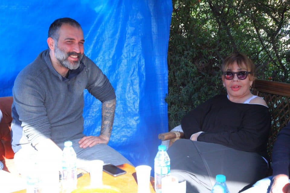 Deprem b&ouml;lgesine giderek depremzede vatandaşları ziyaret eden Sanat&ccedil;ı Sezen Aksu,
