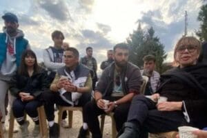 Sezen Aksu, T&uuml;rkiye'yi yasa boğan depremler sonrasında depremzedelere moral olmak,