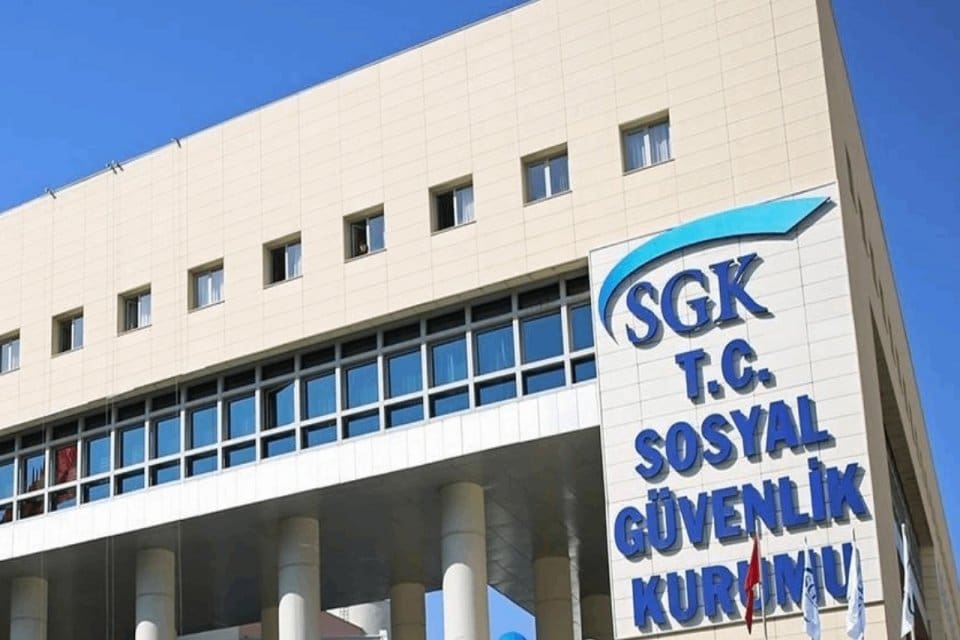 Sosyal G&uuml;venlik Kurumu, EYT d&uuml;zenlemesi ile ilgili yaptığı a&ccedil;ıklamada, "Emekli