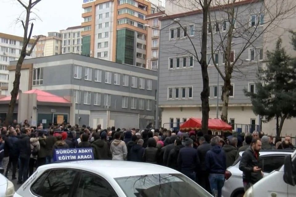 Emeklilikte yaşa takılanlarla (EYT), ilgili kanunun y&uuml;r&uuml;rl&uuml;ğe girmesinin ardından gelen