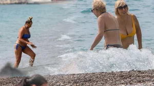 Antalya'da d&uuml;nyaca &uuml;nl&uuml; Konyaaltı sahili denizin ve g&uuml;neşin tadını &ccedil;ıkaranlarla