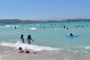 İzmir'de Meteoroloji 2’nci Bölge Müdürlüğü'nden yapılan açıklamada hava sıcaklıklarının mevsim