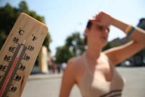 Antalya'da turistler sahile akın ederken Kuzey Afrika'dan gelen sıcak hava