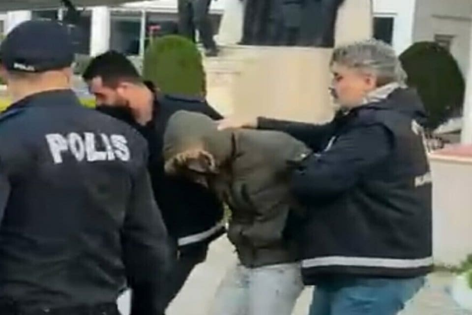 İzmir'de, babası G&ouml;ksel Ge&ccedil;er ile babaannesi Fatma Ge&ccedil;er'i darbedip, o
