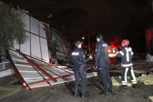 Denizli'de saatteki hızı 35 kilometreyi bulan şiddetli rüzgar hayatı olumsuz