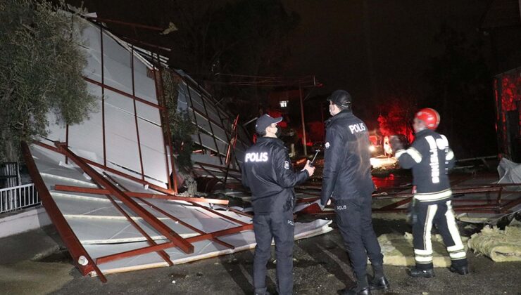 Şiddetli rüzgar çatıları uçurdu, araçlar hasar gördü