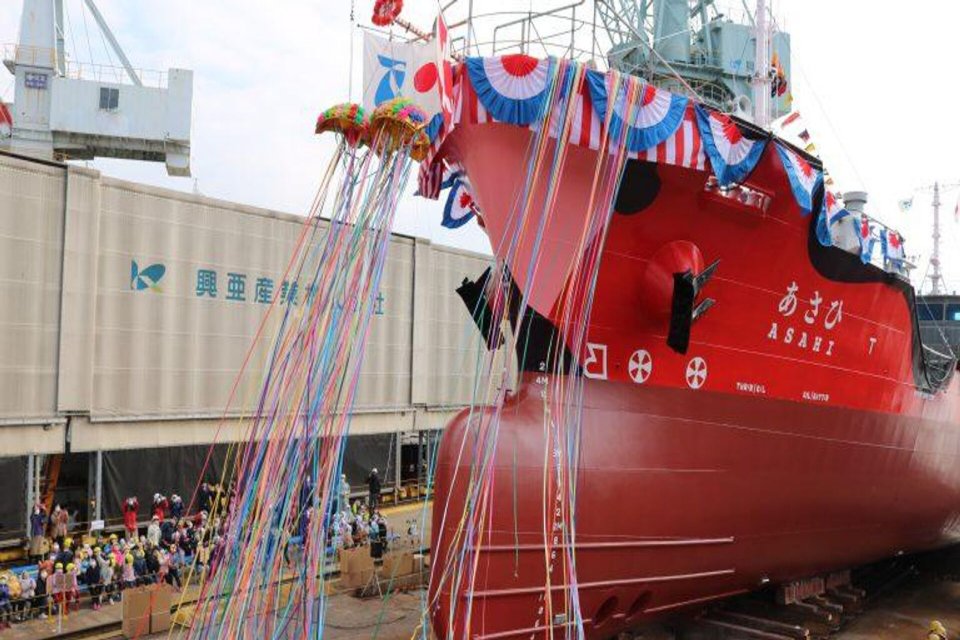 D&uuml;nyanın elektrikle &ccedil;alışan "sıfır emisyonlu" ilk y&uuml;k gemisi Japonya'da denize