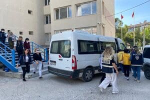 Muğla'nın Fethiye il&ccedil;esinde, yurt dışından iş vaadiyle&nbsp;kandırıp, getirdikleri kadınlara fuhuş