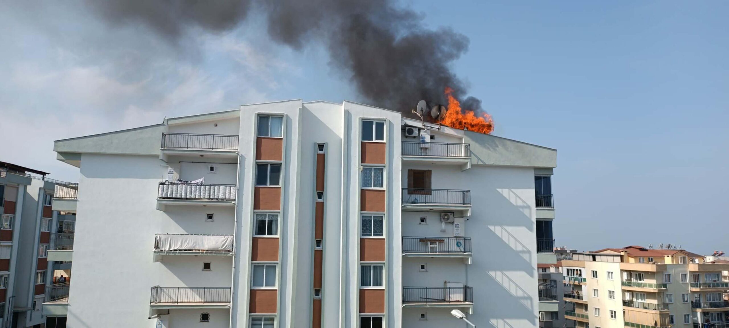 Ege Mahallesi Fatisa Sitesi’ndeki bir apartmanın çatı katında saat 09.30