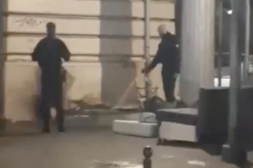 Fransa’nın başkenti Paris’te polis, sokaktaki sığınmacıların battaniye ve kişisel eşyalarına
