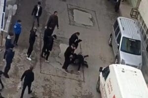 Siirt'te B.&Ccedil;. ile g&uuml;r&uuml;lt&uuml; nedeniyle uyardığı grup arasında &ccedil;ıkan kavga,