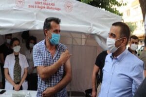 Aşılama oranını y&uuml;kseltmek i&ccedil;in Siirt İl Sağlık M&uuml;d&uuml;rl&uuml;ğ&uuml; ekipleriyle ikna