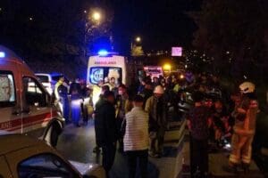 İzmir'in Konak il&ccedil;esinde, s&uuml;r&uuml;c&uuml;s&uuml;n&uuml;n kontrol&uuml;nden &ccedil;ıkan otomobil ref&uuml;j&uuml; aşarak yol