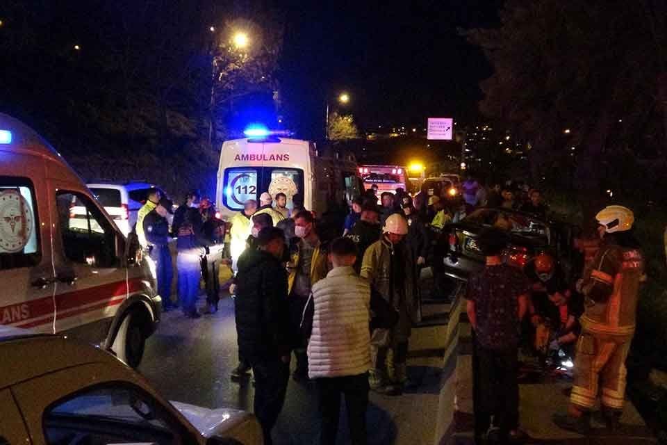 İzmir'in Konak il&ccedil;esinde, s&uuml;r&uuml;c&uuml;s&uuml;n&uuml;n kontrol&uuml;nden &ccedil;ıkan otomobil ref&uuml;j&uuml; aşarak yol