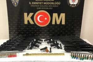 İzmir'de&nbsp;polis ekiplerince silah ka&ccedil;ak&ccedil;ılarına y&ouml;nelik d&uuml;zenlenen operasyonda 7 el yapımı